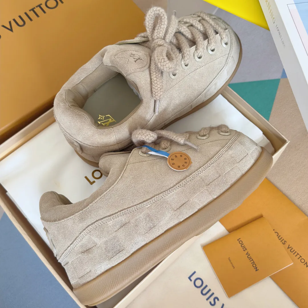 [L Family x Ingo joint model] Top P: 820💰 ▪️Size: Women's 35-40 (customized at 41.42 for women). Men's 39-44 (customized at 38.45.46) LV x Ingo joint model Top version Fatty Forrest Gump shoes Thick sole Couple model Casual sports shoes Original purchase and development Production LV Yeti lace-up shoes from LV Yeti The series combines Japanese "small feet" fashion aesthetics with classic Louis Vuitton elements in avant-garde strokes, subtly paying tribute to the traditional Japanese culture of taking off shoes when entering the house. The suede cow leather is partially embossed with Nigo's reinterpreted Damier pattern, and the comfortable casual shoe configuration highlights street style. Exquisite packaging at the delivery counter🛍📦 ▪️Fabric: Original imported first-layer cowhide ▪️Inner lining: Original custom-made breathable mesh ▪️Sole: Original molded non-slip TPU material ▪️Sole thickness: 5CM